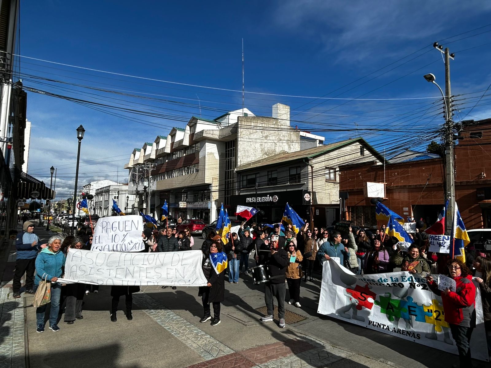 Asistentes de la educación marchan y denuncian millonario recorte ...