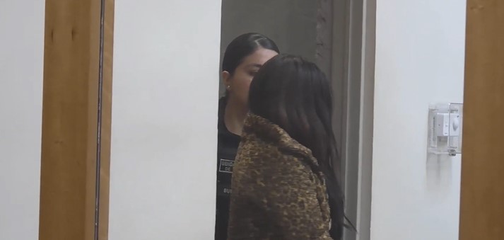 Mujer amenazó con un cuchillo a conductor que estacionó frente a su domicilio y quedó con suspensión condicional